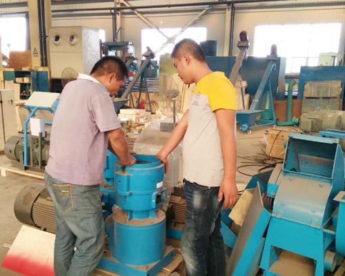 水冶客戶原料石墨 300型動(dòng)盤顆粒機(jī)交口稱贊